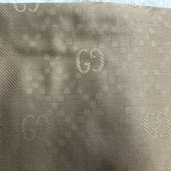 100% Authentic GUCCI Wool & Silk Fringe Monogram Large Shawl Scarf | Tan - Picture 8 of 15